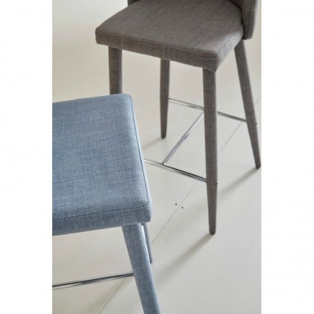 Taburete alto CASSIE gris totalmente tapizado en tela