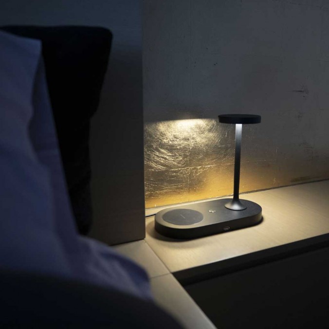 Sobremesa negro luz LED y cargador mávil inducción