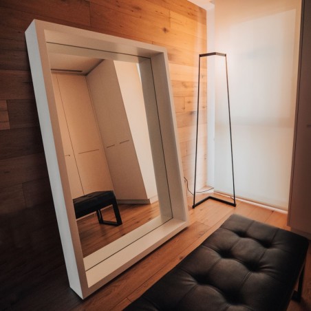 Lámpara de pie Minimal tono negro con luz LED