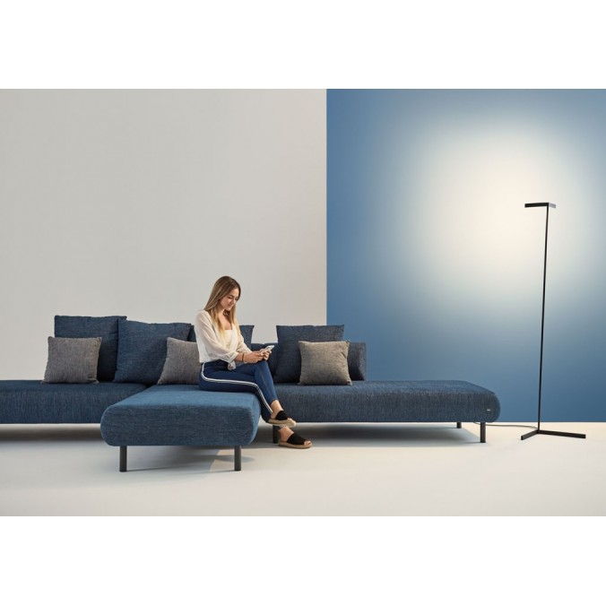 Lámpara de pie Vector tono negro con luz LED