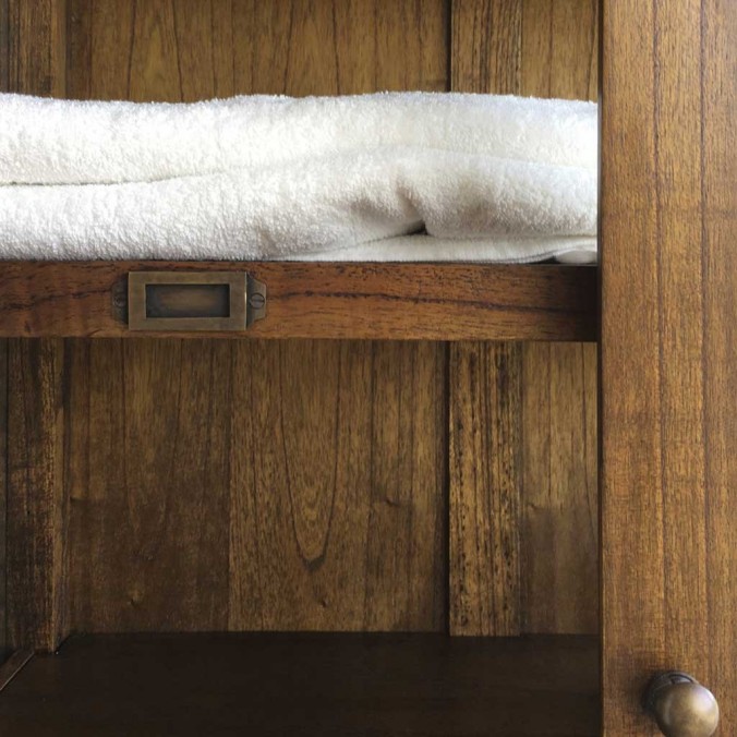 Vitrina baja 3 cajones y 2 puertas estilo colonial mindi 70x35x135h