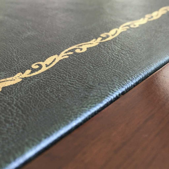 Escritorio de estilo neoclásico serie Victorian  5 cajones 160x80x79