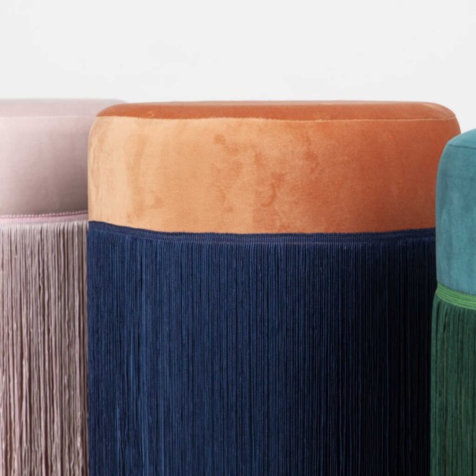 puff velvet con flecos 31x31x38 cm