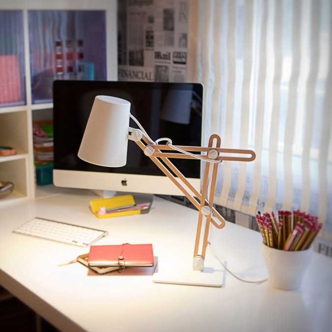 Flexo de mesa orientable estilo escandinavo