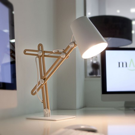 Flexo de mesa orientable estilo escandinavo